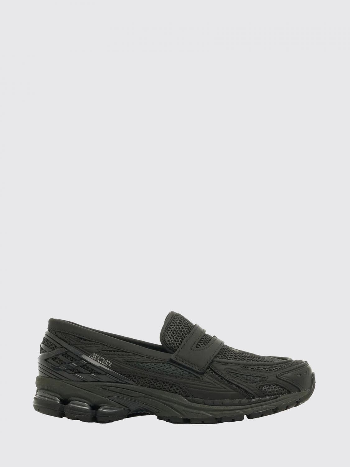 New Balance Sneakers Men color Black