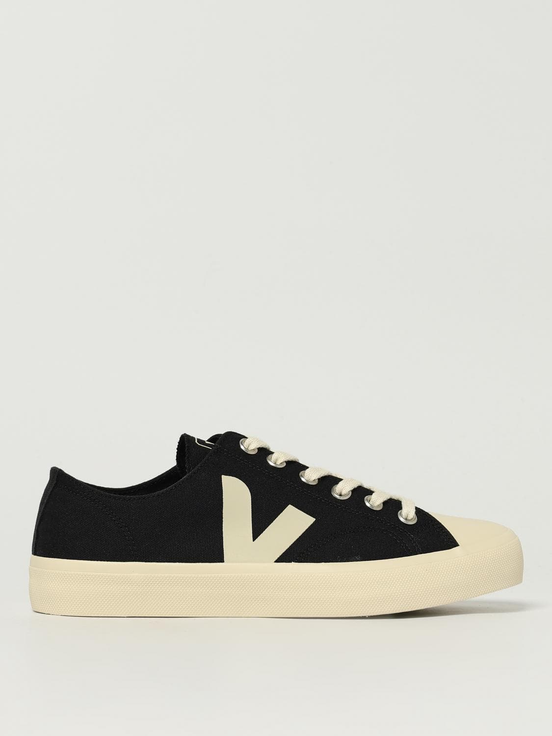 Veja Sneakers Men color Black