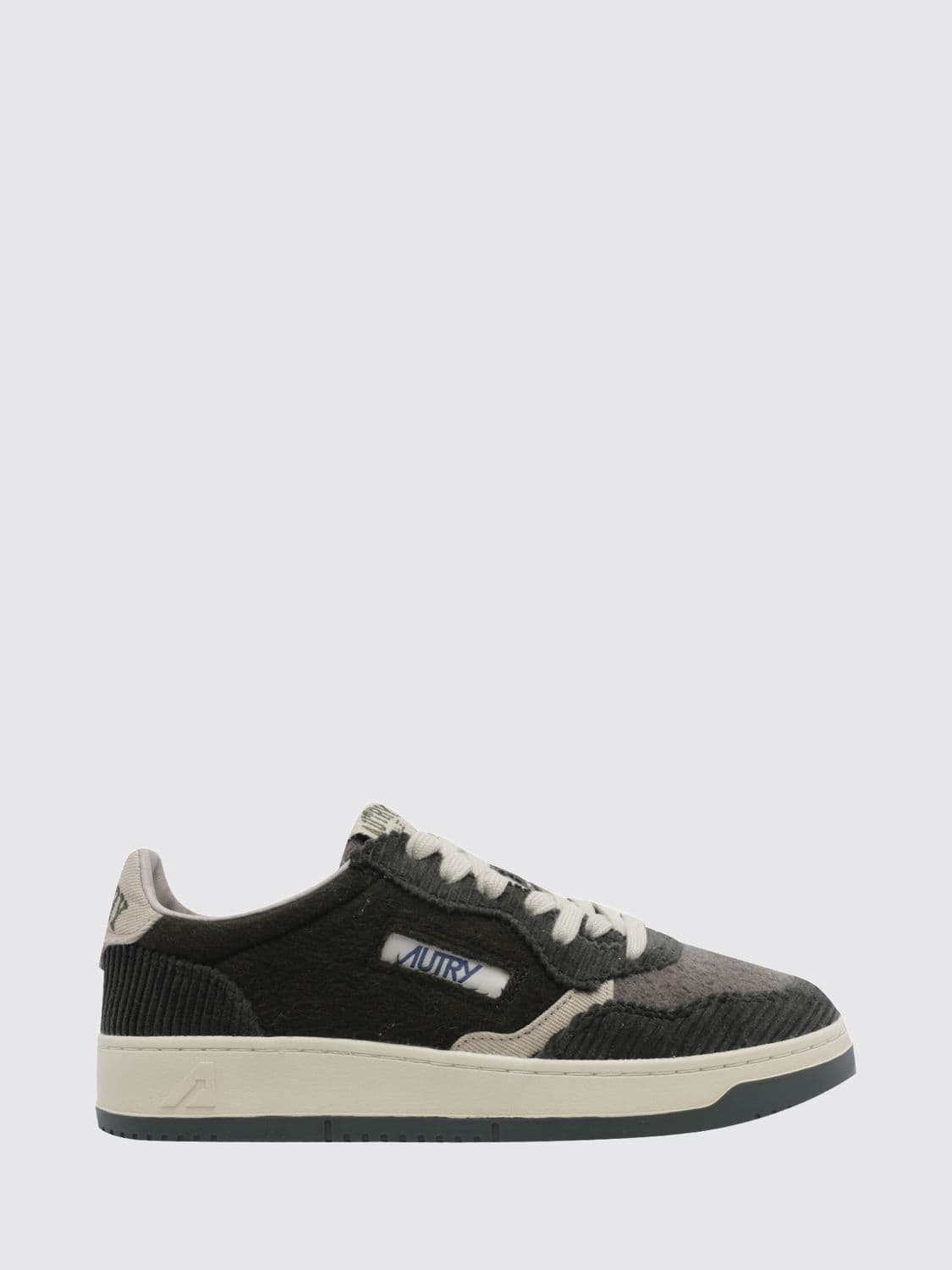 Autry Medalist Low Trainers in Smooth Calfskin with Perforated Toe