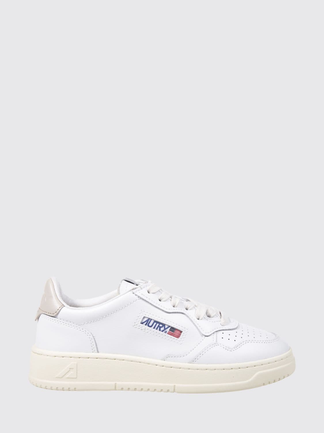 Autry Medalist Low Smooth Calfskin Trainers with Carved Logo