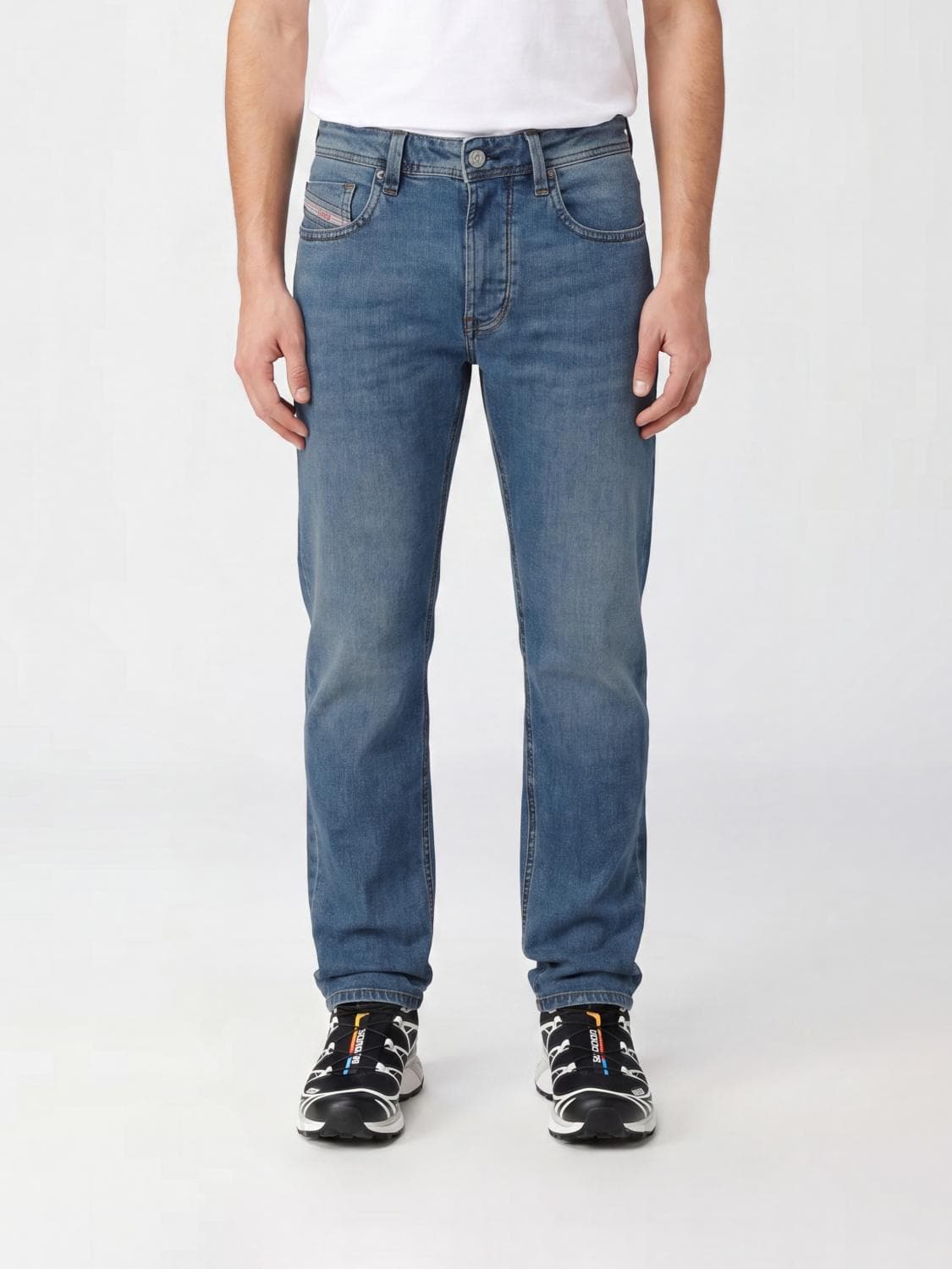 Diesel 1985 Larkee Straight Jeans in Mid-Rise Stretch Denim with Five Pockets