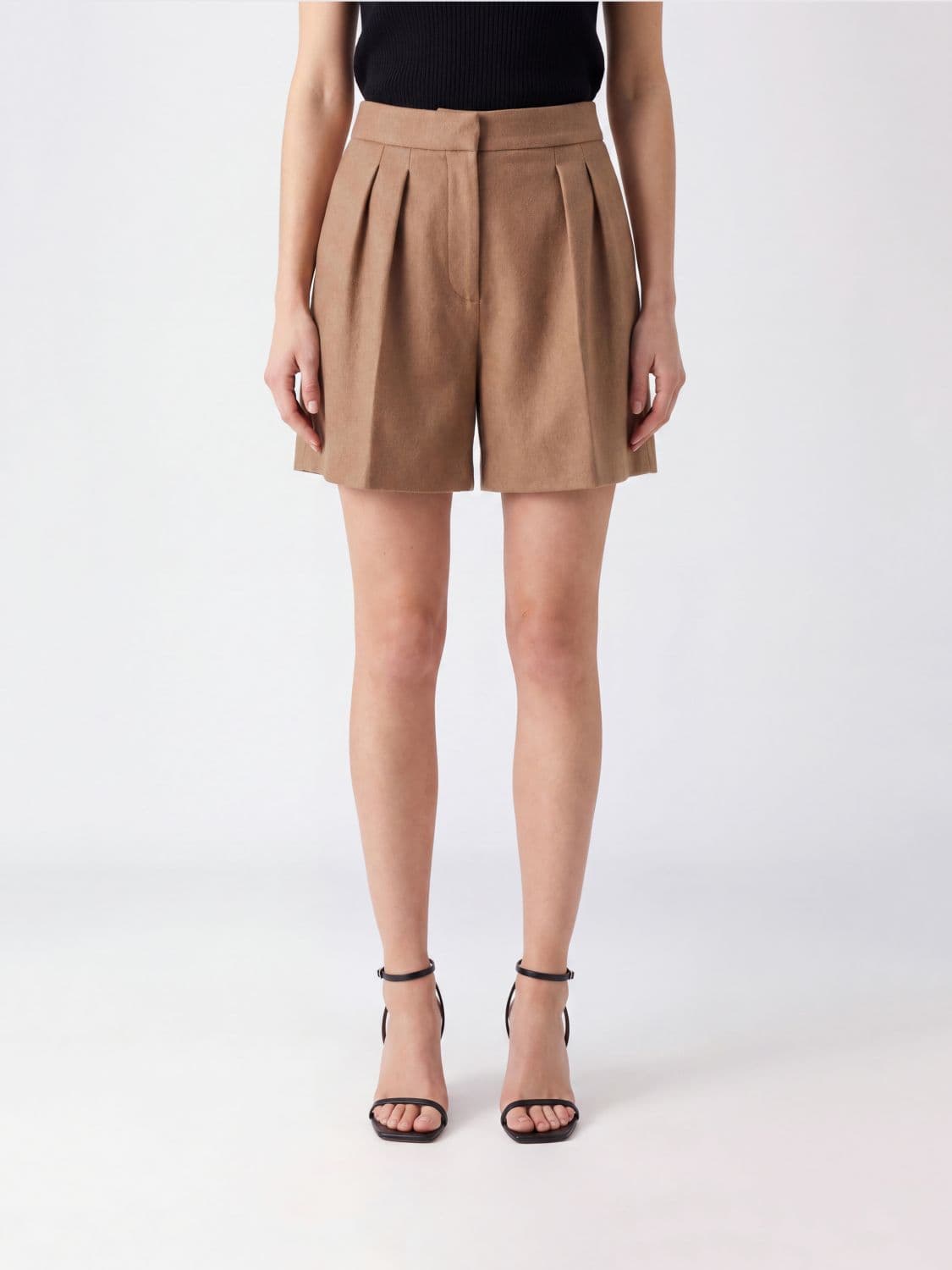 Max Mara Elegant Pleated Shorts in Camel Wool