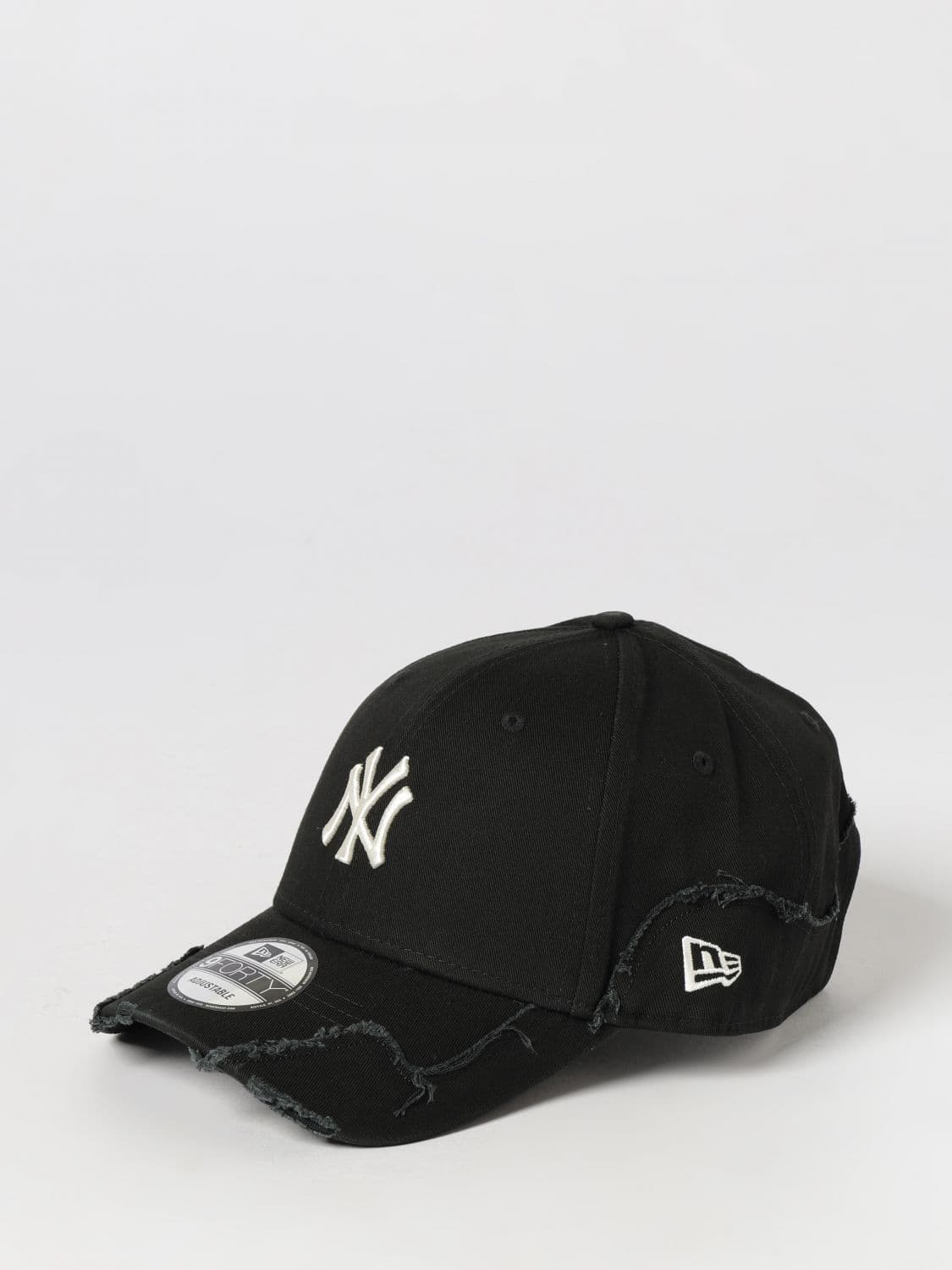 New Era 9FORTY NY Yankees Distressed Cotton Cap with Stitched Logo